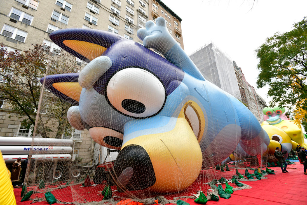 bluey-balloon-pops-during-inflation-prior-to-macys-thanksgiving-day-parade