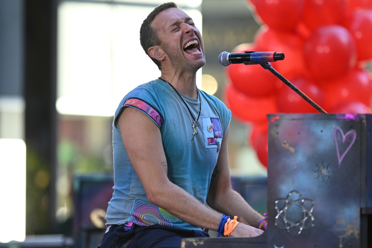 coldplay-singer-chris-martin-falls-into-stage-trap-door-in-scary-video