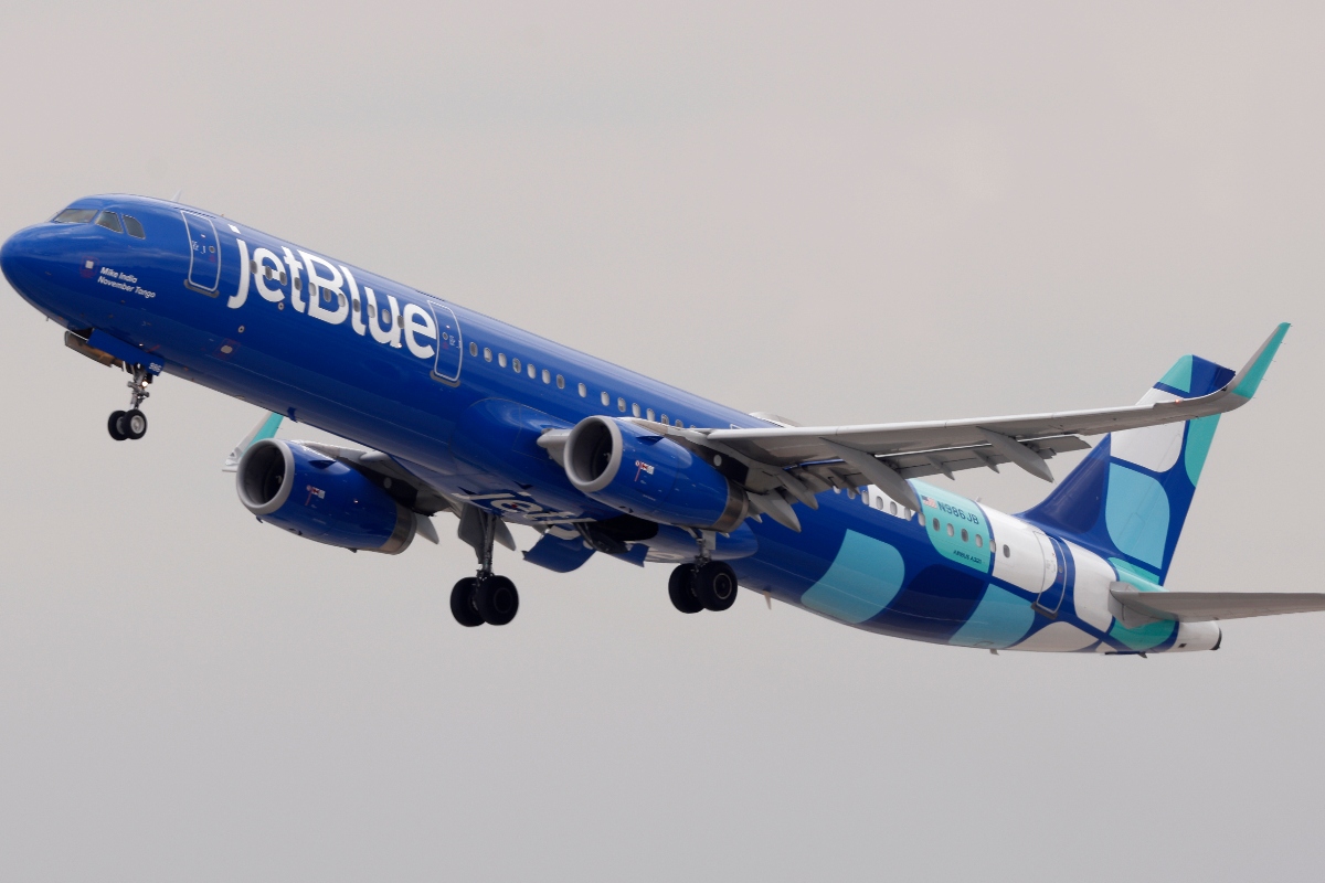 jetblue-flight-hit-by-bullets-on-same-day-spirit-plane-was-struck