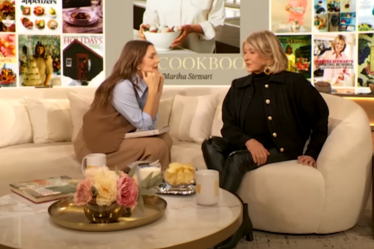 martha-stewart-pushes-drew-barrymore-in-tense-talk-show-moment