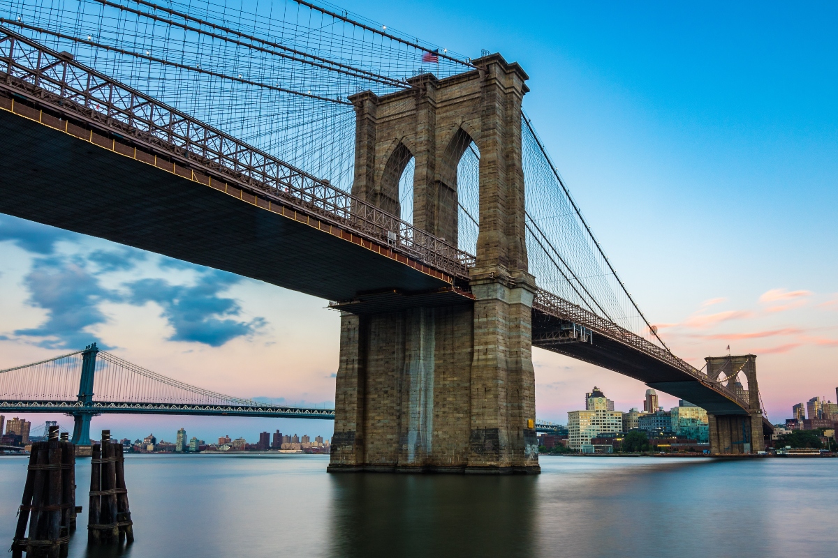 police-save-jumper-dangling-from-brooklyn-bridge-in-dramatic-scene