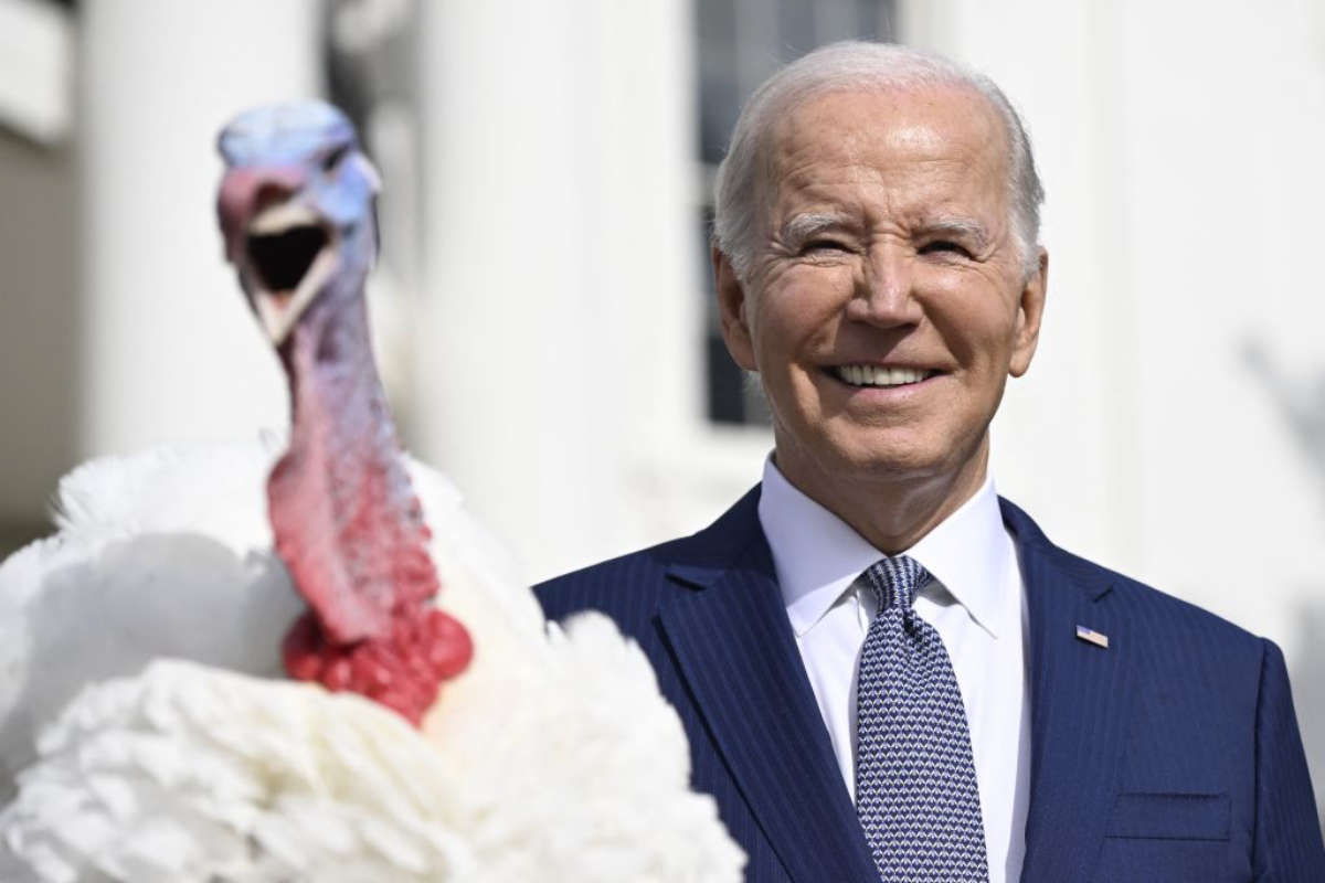 president-biden-pardons-peach-and-blossom-in-white-house-thanksgiving-turkey-tradition