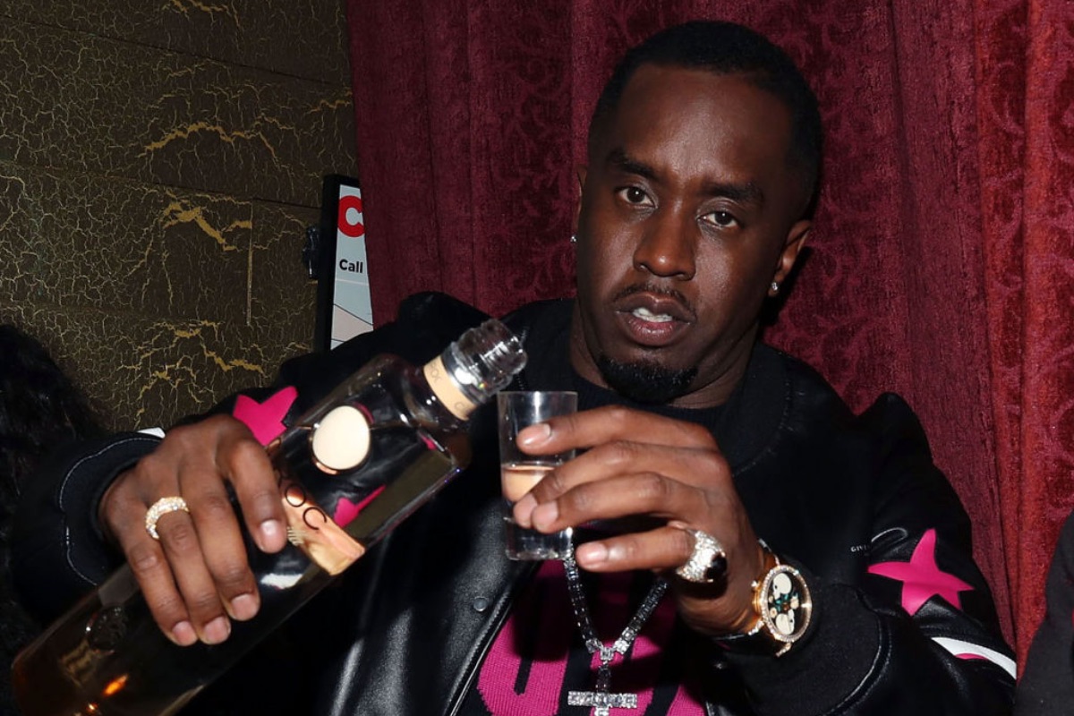 sean-diddy-combs-dances-with-young-women-while-surrounded-by-vodka-mysterious-vials-in-new-photos