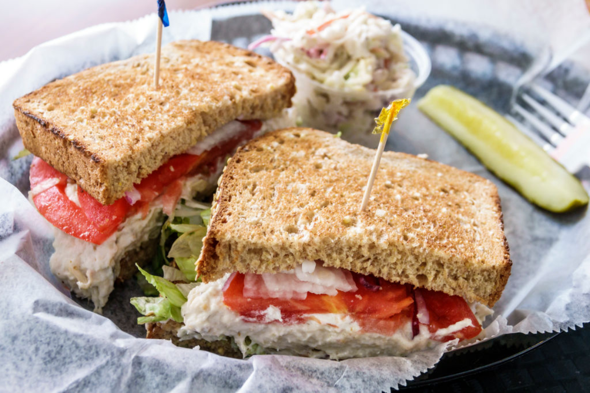 woman-nearly-arrested-for-refusing-to-pay-for-11-tuna-sandwich-on-flight