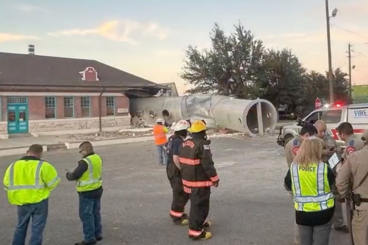 2-dead-3-injured-after-train-derails-and-crashes-into-building-in-texas