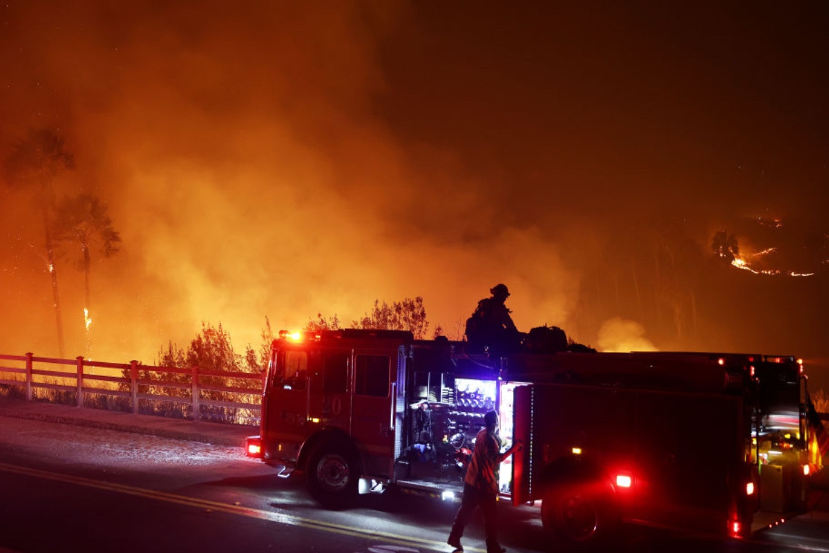 cher-dick-van-dyke-and-more-flee-malibu-amid-fast-moving-wildfire