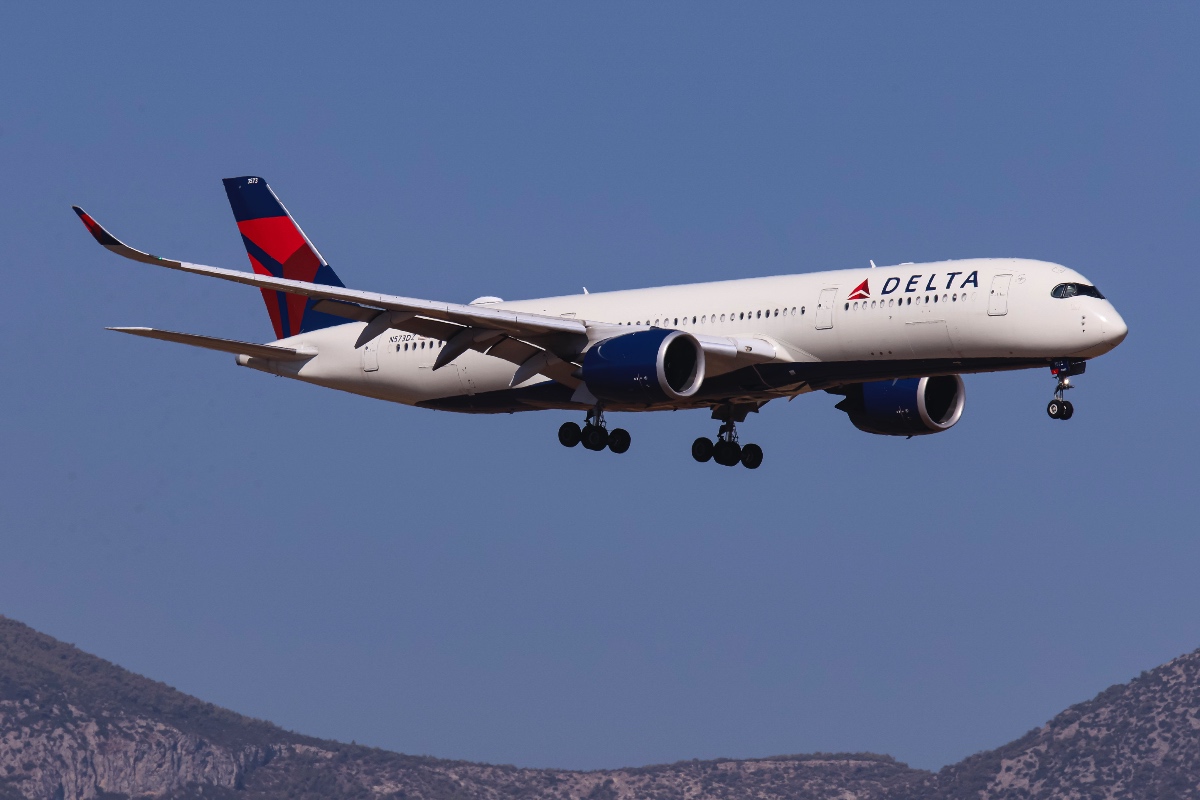 delta-passenger-screams-and-curses-at-airport-employee-amid-epic-meltdown