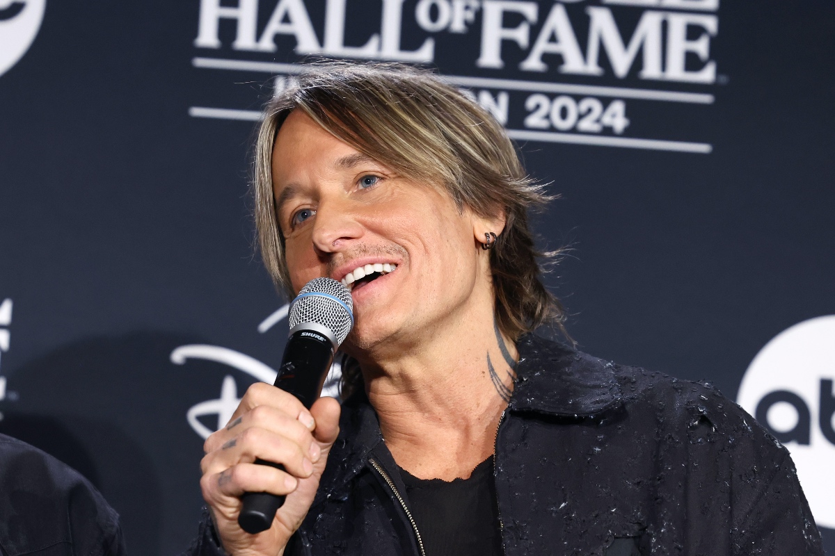 keith-urban-says-a-fan-once-threw-their-prosthetic-leg-onstage-while-he-was-performing