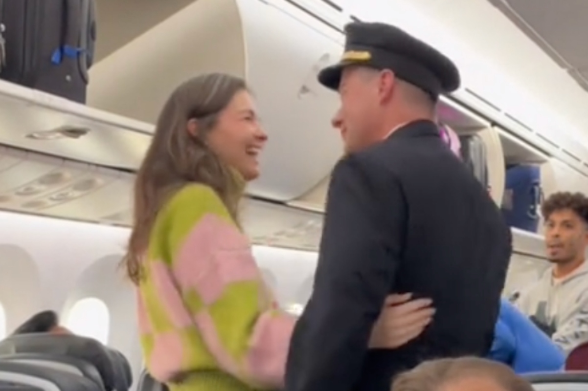 pilot-leaves-cockpit-before-takeoff-to-hug-woman-who-saved-his-life