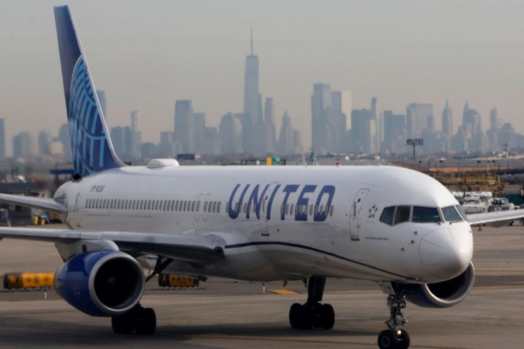 shirtless-man-pinned-flight-attendant-against-planes-door-threatened-violence