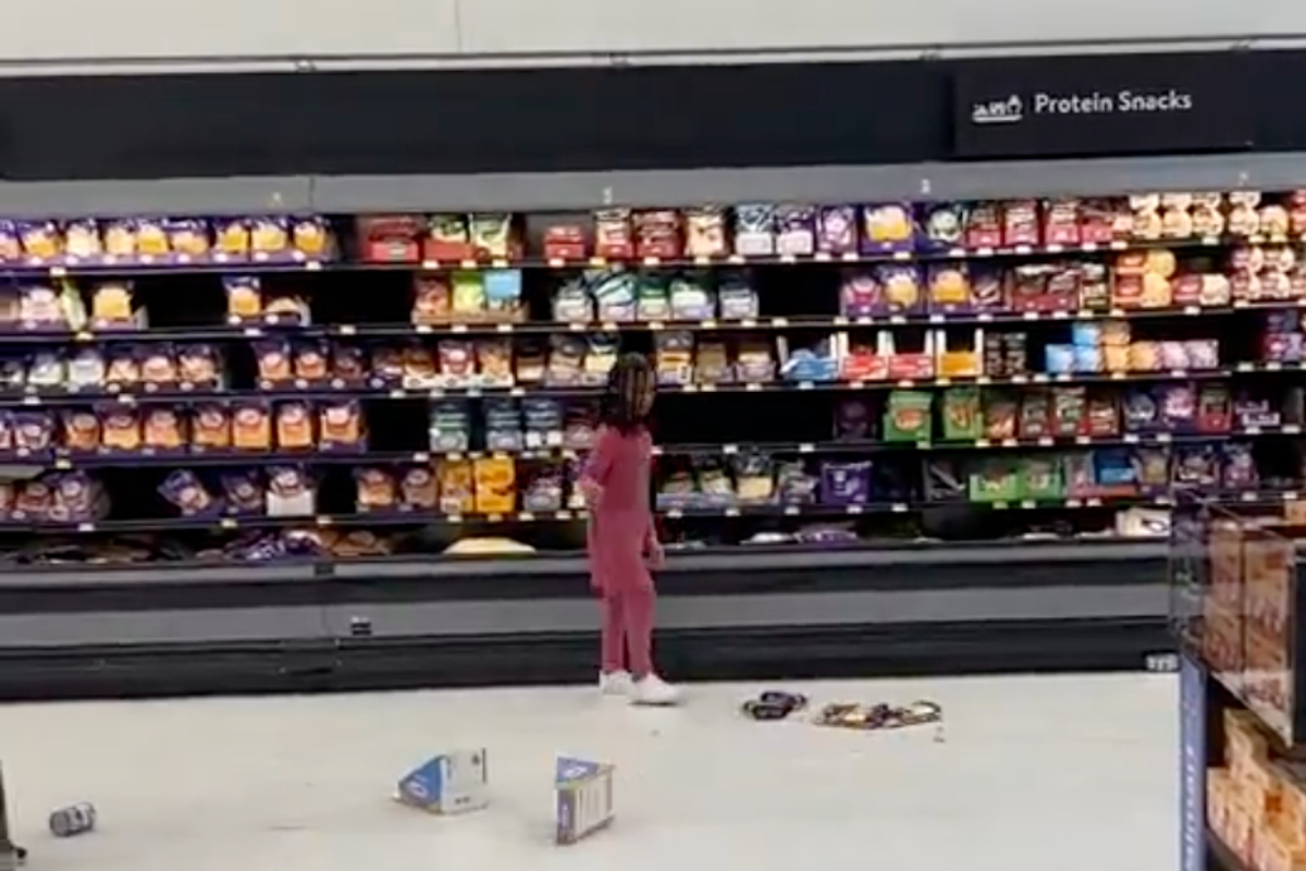 young-girl-throws-products-breaks-bottles-at-walmart-in-wild-video