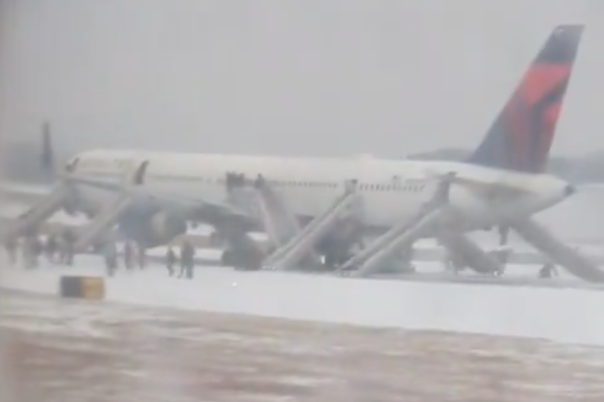 4 People Injured During Plane’s Emergency Slide Evacuation