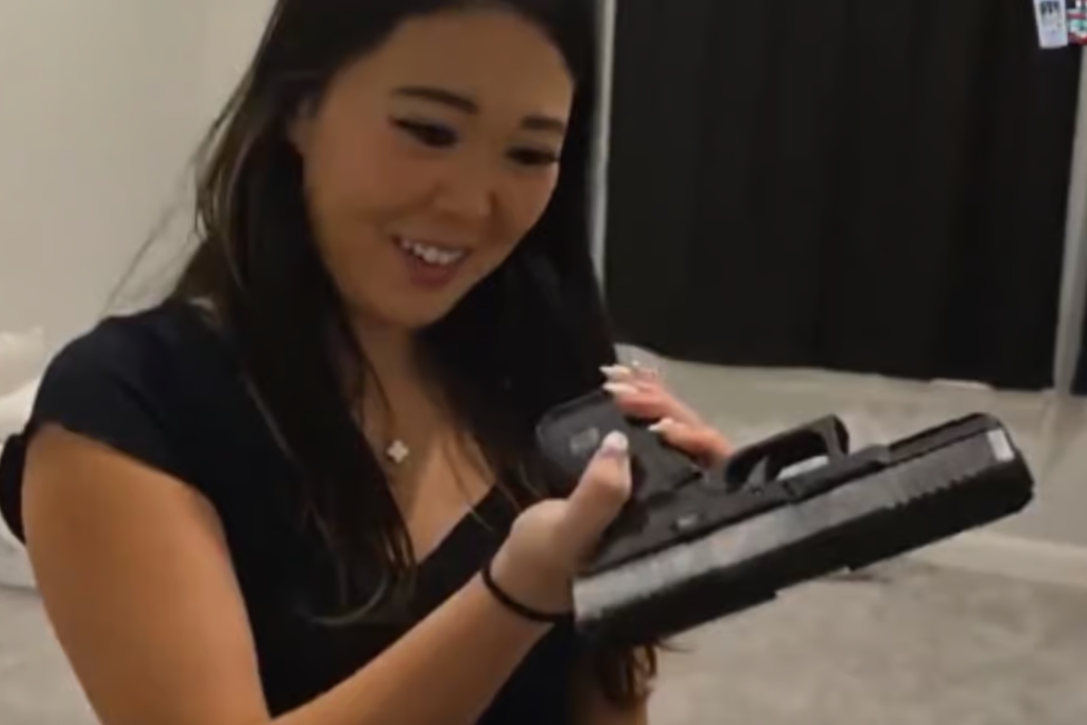 ExtraEmily holds gun on live stream (photo: Twitch)