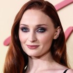 game-of-thrones-sophie-turner-catches-some-rays-maldives-beach-photos