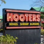 hooters-waitress-make-out-cop-arrest