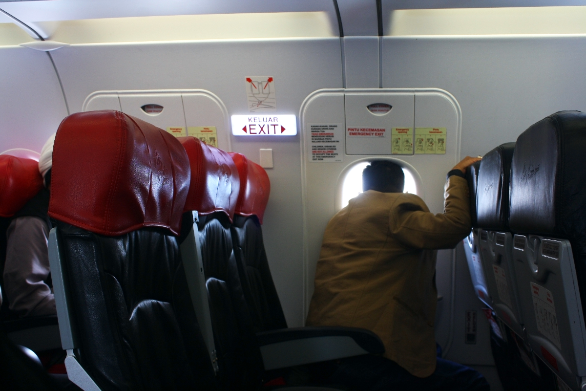 passenger-arrested-for-trying-to-open-planes-emergency-exit-door