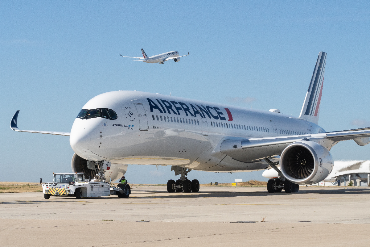 plane-passengers-panic-after-oxygen-masks-deploy-on-flight