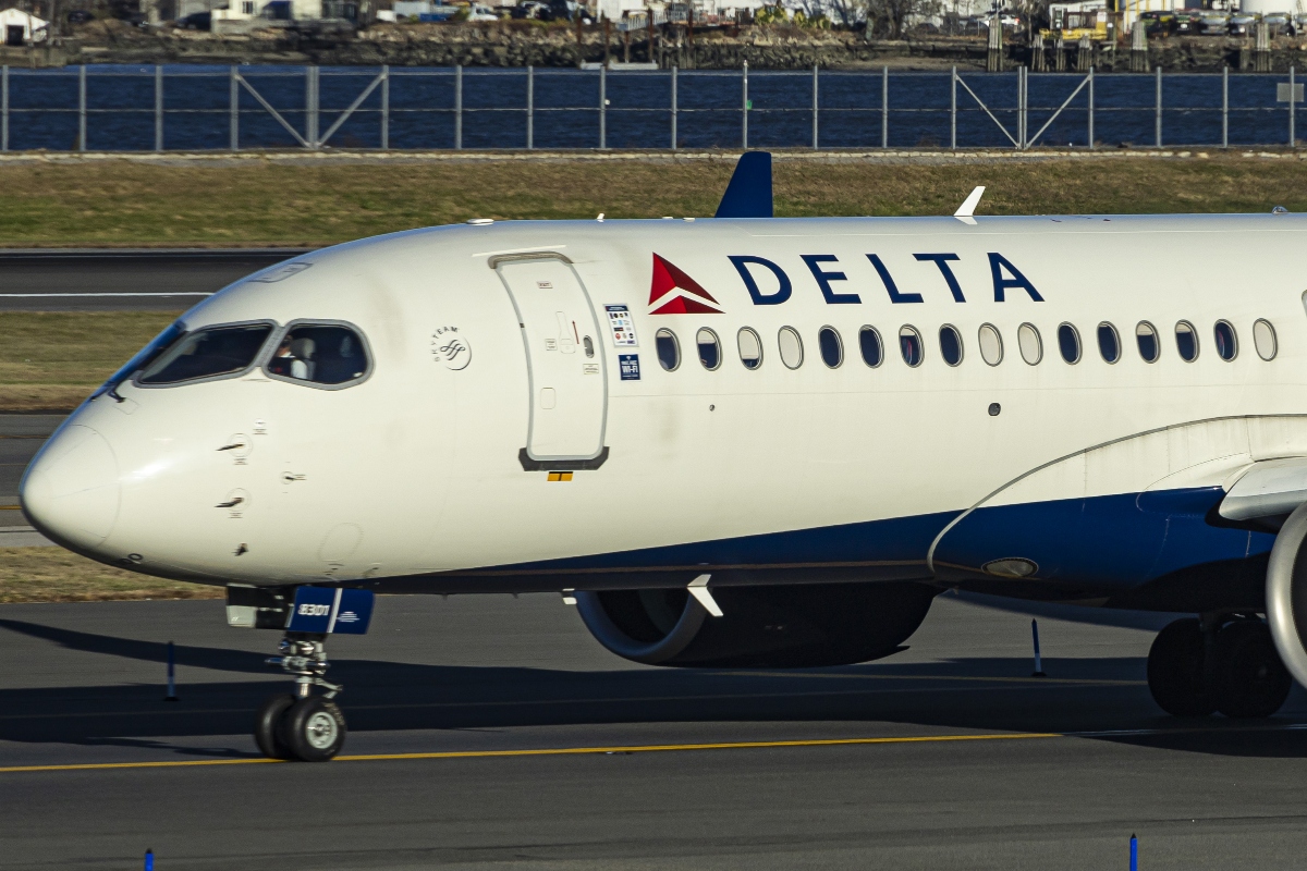 delta-planes-wing-hits-runaway-while-landing-in-new-york